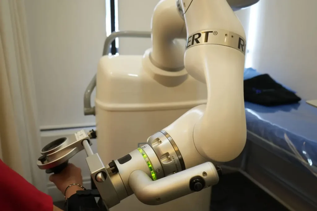 Dr_David_Cabrera_ Dr-david-cabrera-robot_robert
