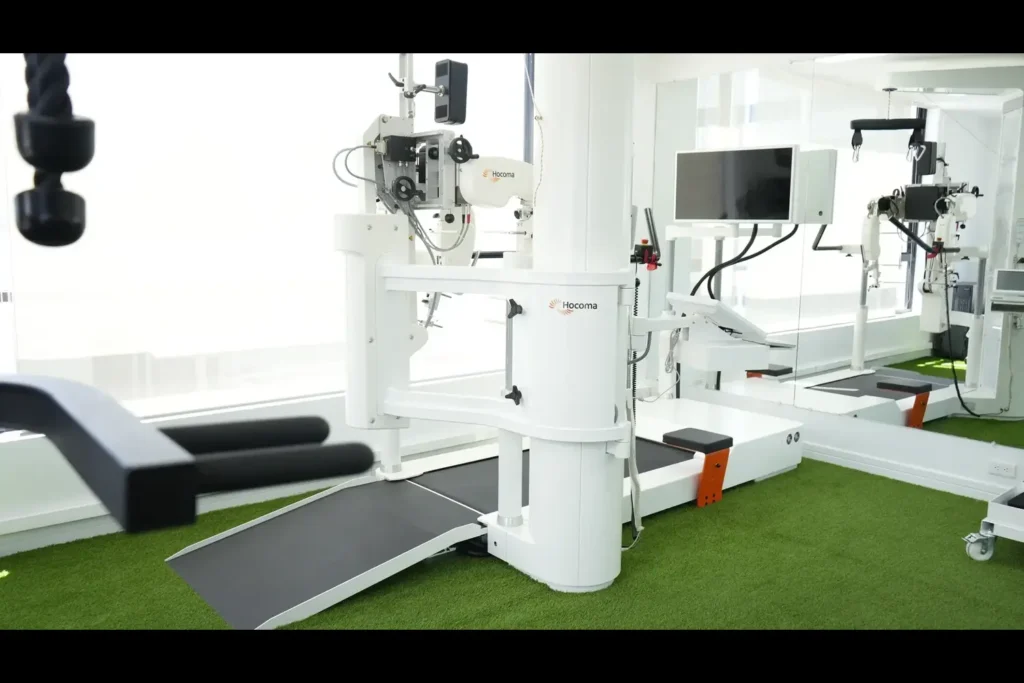 Dr_David_Cabrera_ Dr-david-cabrera-lokomat_rehabilitacion_fisica_robotica